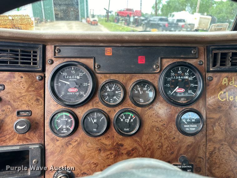 image for item DW5001 2001 Peterbilt 330 flatbed truck