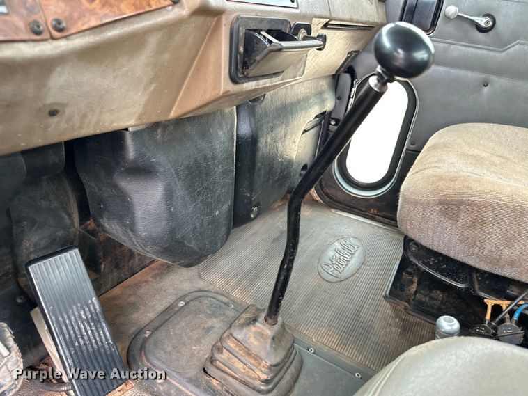 image for item DW5001 2001 Peterbilt 330 flatbed truck