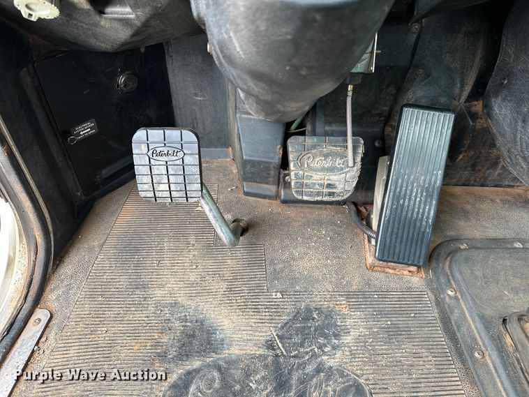 image for item DW5001 2001 Peterbilt 330 flatbed truck