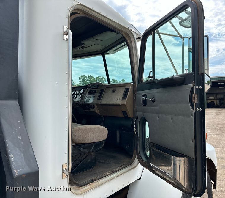 image for item DW5001 2001 Peterbilt 330 flatbed truck