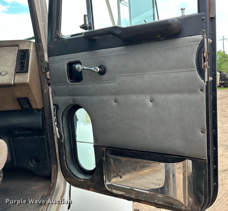 image for item DW5001 2001 Peterbilt 330 flatbed truck