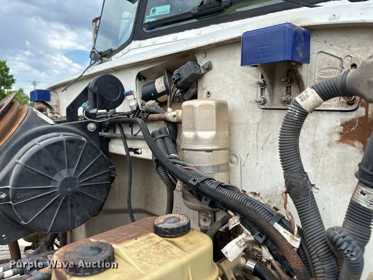 image for item DW5001 2001 Peterbilt 330 flatbed truck