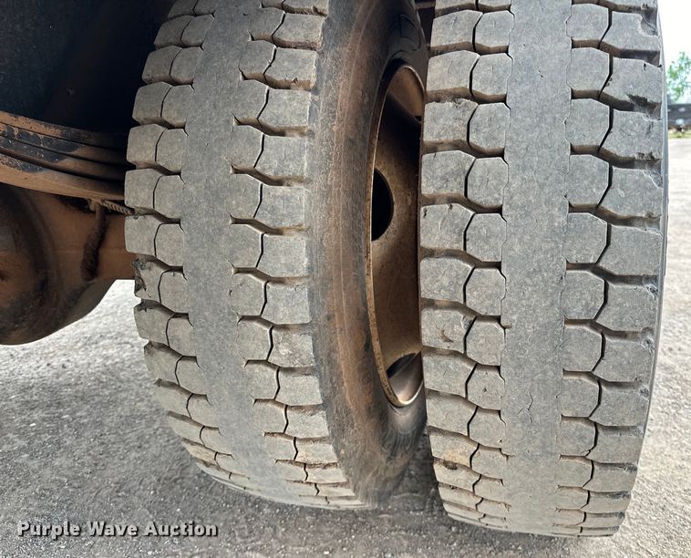 image for item DW5001 2001 Peterbilt 330 flatbed truck