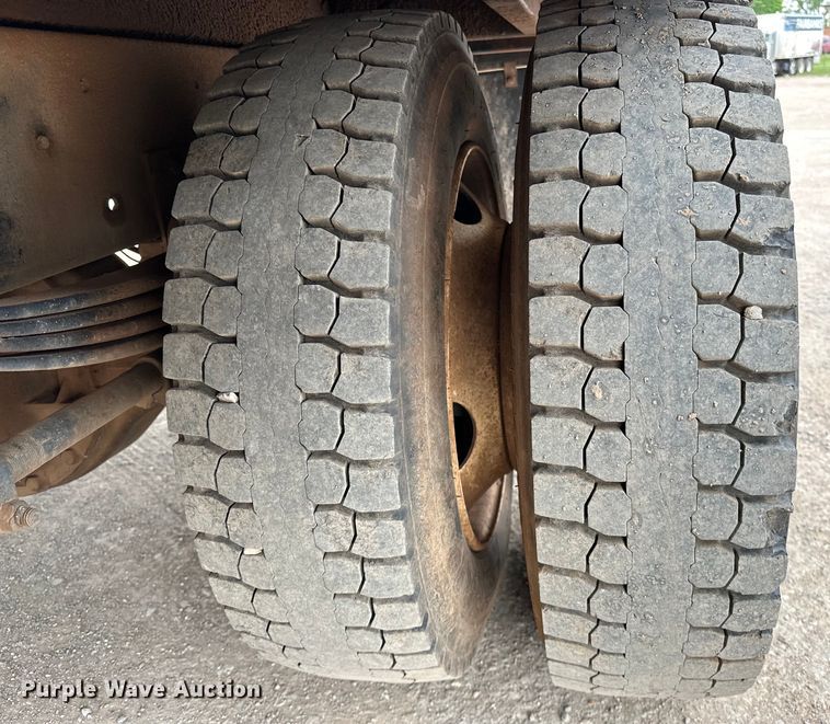 image for item DW5001 2001 Peterbilt 330 flatbed truck