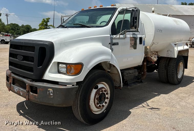 image for item DW5002 2004 Ford F750 Super Duty water truck