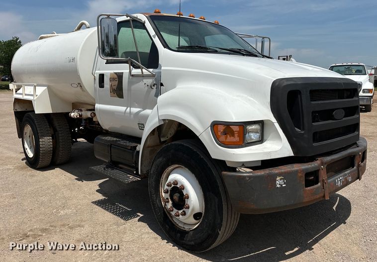 image for item DW5002 2004 Ford F750 Super Duty water truck