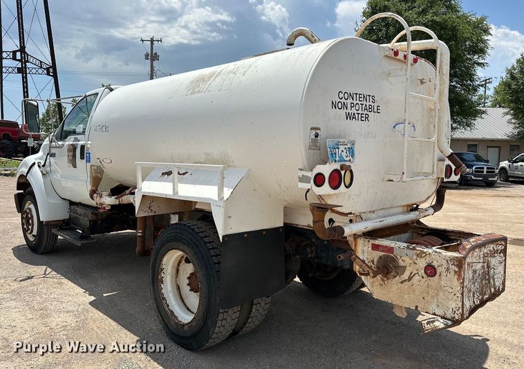 image for item DW5002 2004 Ford F750 Super Duty water truck