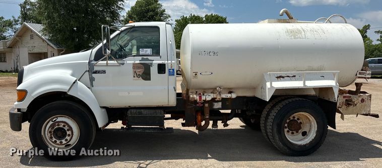 image for item DW5002 2004 Ford F750 Super Duty water truck