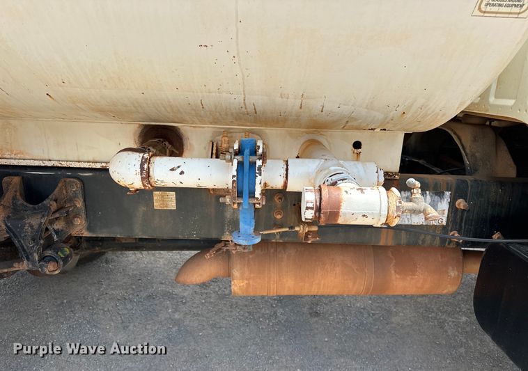 image for item DW5002 2004 Ford F750 Super Duty water truck