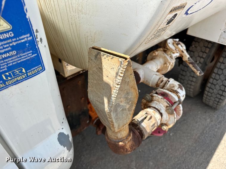 image for item DW5002 2004 Ford F750 Super Duty water truck