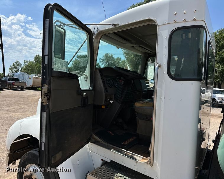 image for item DW5004 2006 Kenworth T300 utility / service truck