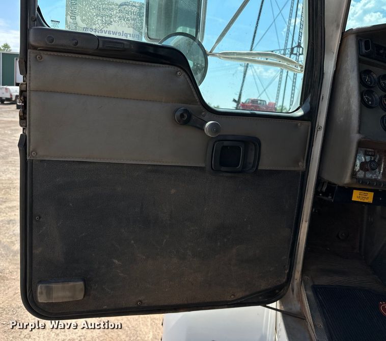 image for item DW5004 2006 Kenworth T300 utility / service truck