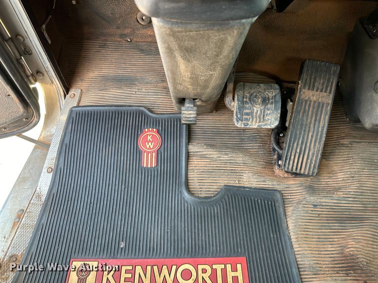 image for item DW5004 2006 Kenworth T300 utility / service truck