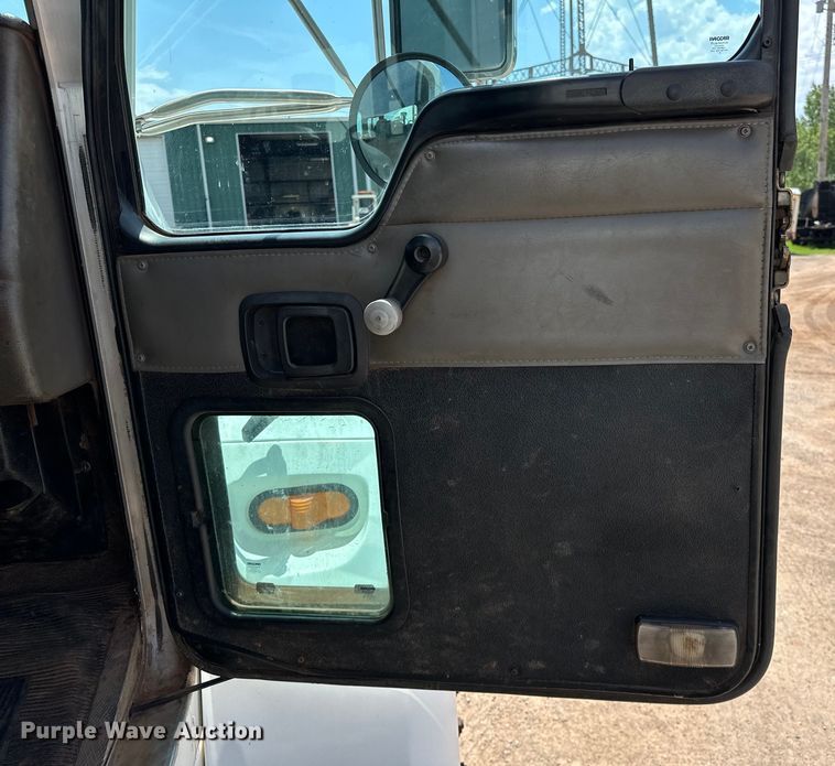 image for item DW5004 2006 Kenworth T300 utility / service truck