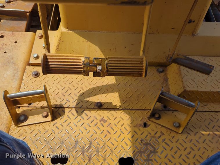 image for item DW5017 1984 Caterpillar  D7G dozer