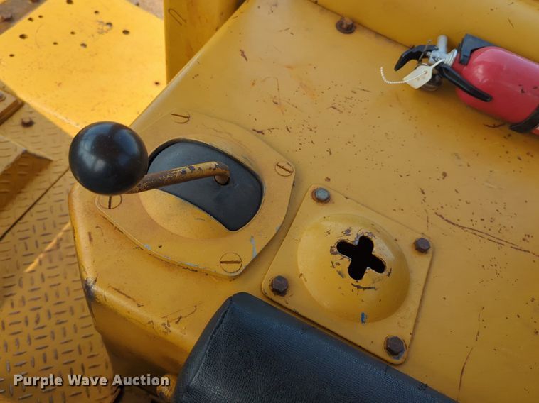 image for item DW5017 1984 Caterpillar  D7G dozer