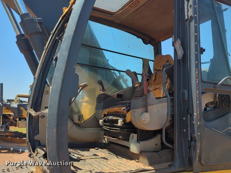 image for item DW5019 2008 John Deere 200D excavator