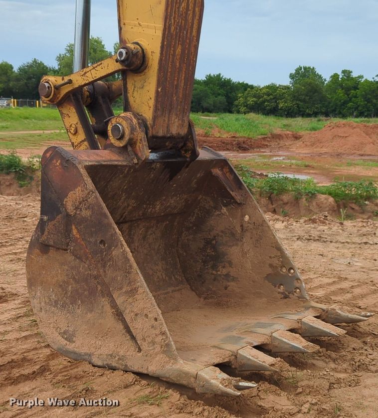 image for item DW5024 1995 Caterpillar 330 excavator