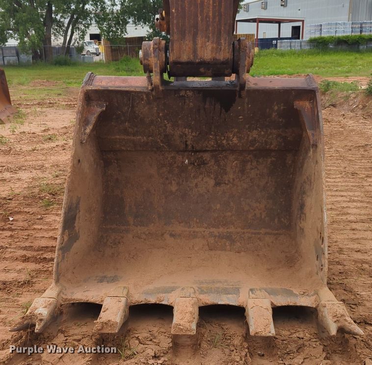 image for item DW5024 1995 Caterpillar 330 excavator