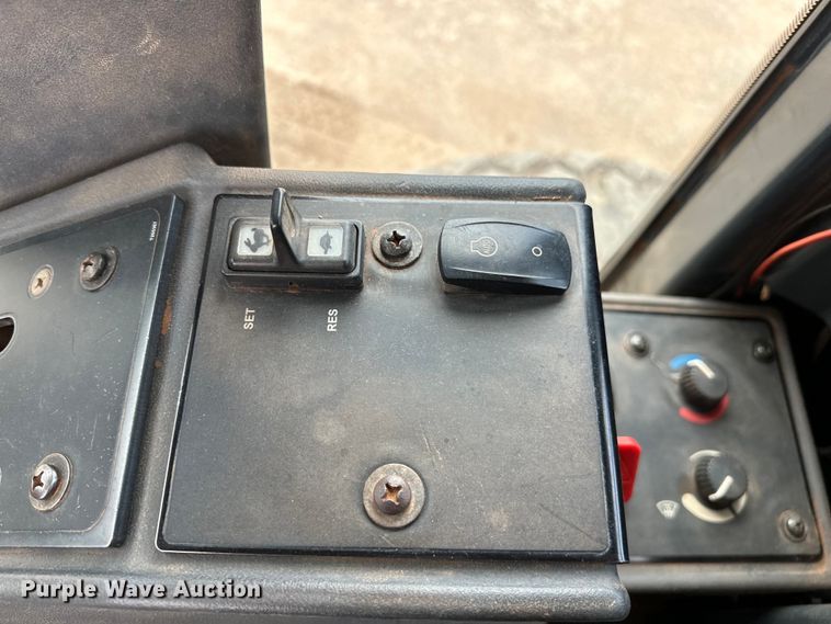 image for item DW5031 2007 John Deere 770D motor grader