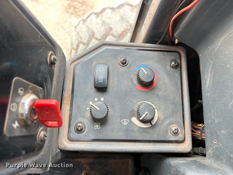 image for item DW5031 2007 John Deere 770D motor grader