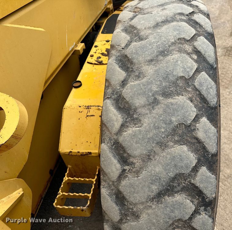 image for item DW5031 2007 John Deere 770D motor grader