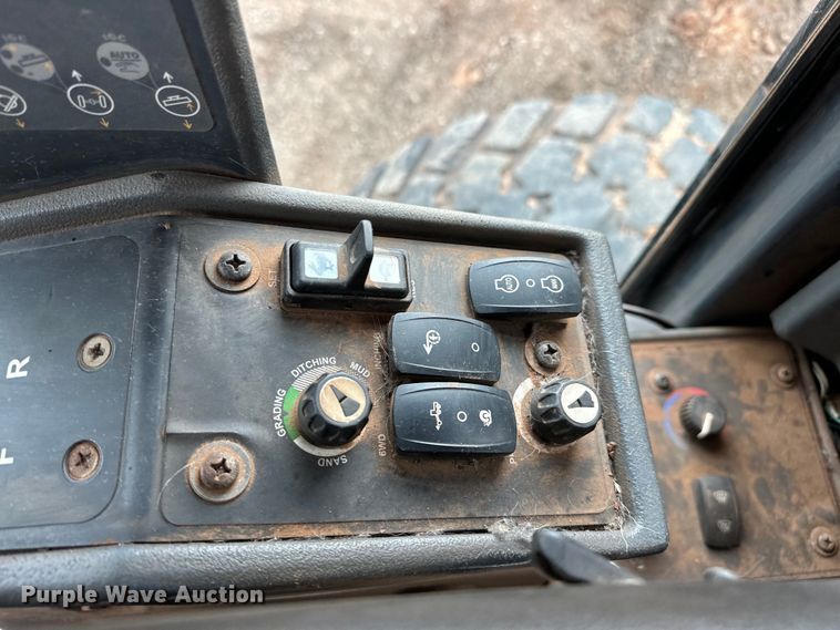 image for item DW5032 2013 John Deere 772GP motor grader