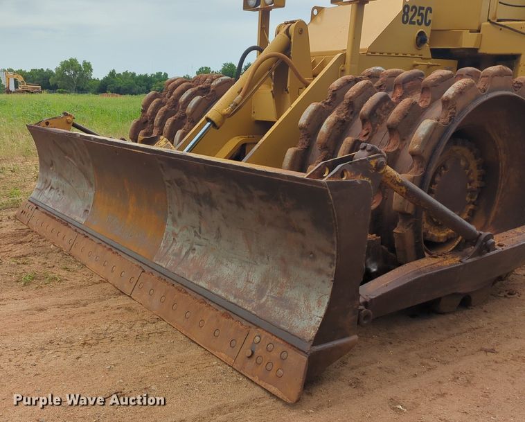 image for item DW5033 1994 Caterpillar 825C soil compactor