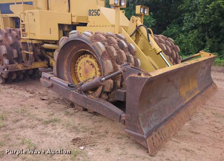 image for item DW5033 1994 Caterpillar 825C soil compactor