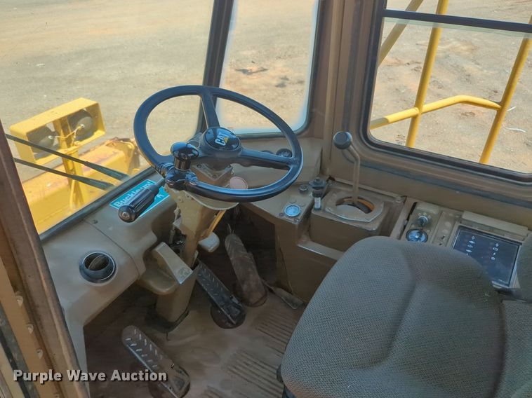 image for item DW5033 1994 Caterpillar 825C soil compactor