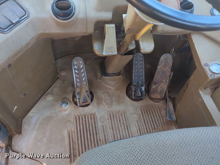 image for item DW5033 1994 Caterpillar 825C soil compactor