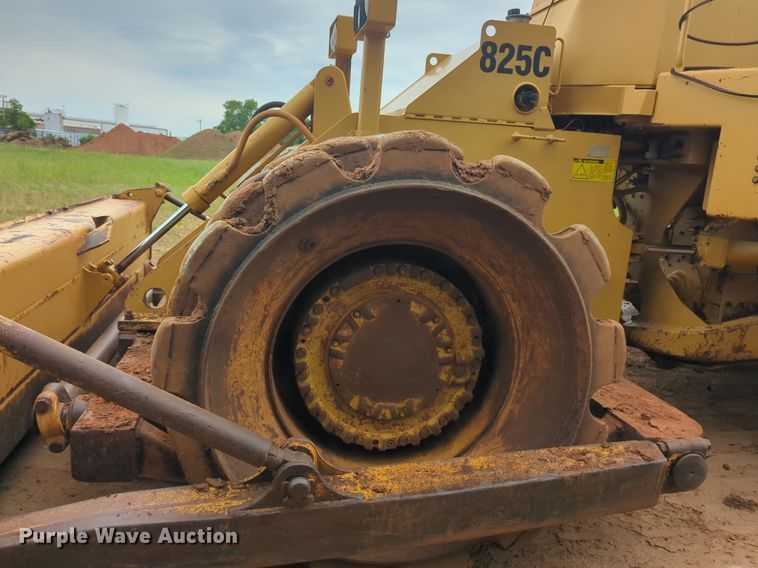 image for item DW5033 1994 Caterpillar 825C soil compactor