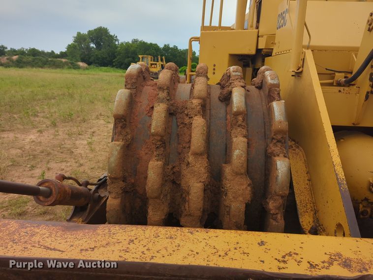 image for item DW5033 1994 Caterpillar 825C soil compactor