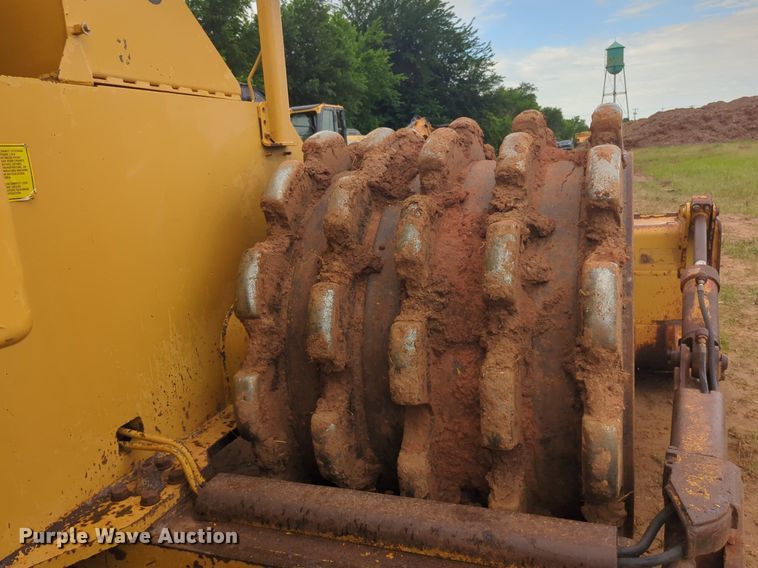 image for item DW5033 1994 Caterpillar 825C soil compactor