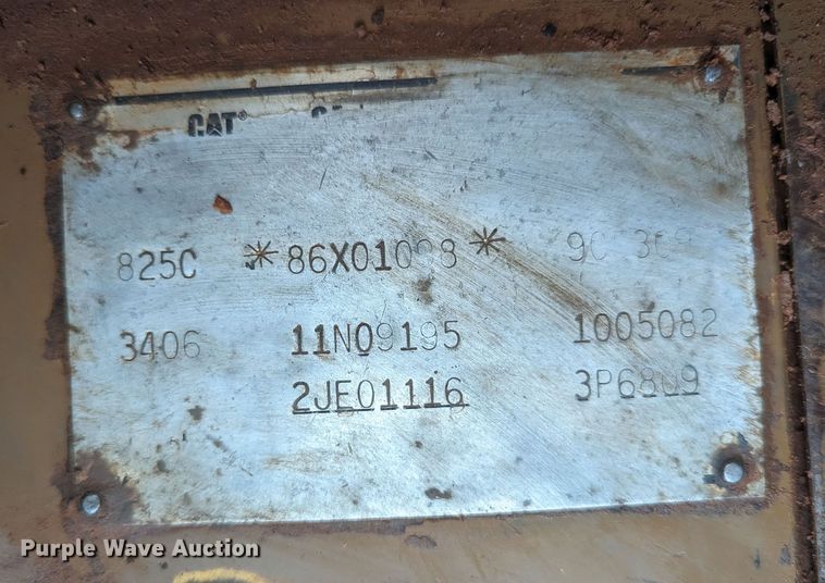 image for item DW5033 1994 Caterpillar 825C soil compactor