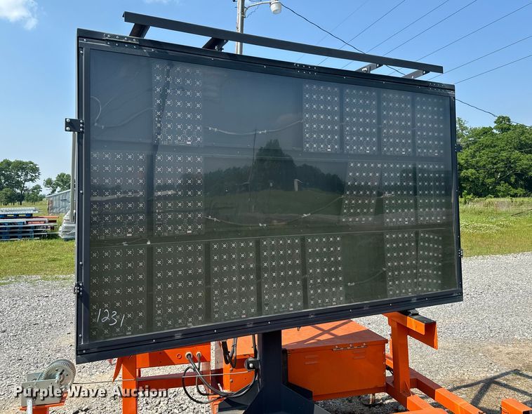 image for item DX0536 2018 National Signal SunRay message board trailer