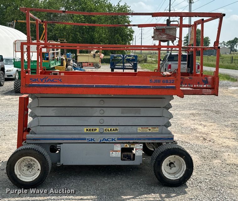 image for item DX0537 2006 SkyJack  SJIII 6832 scissor lift
