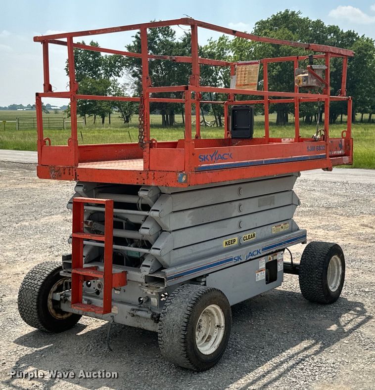 image for item DX0537 2006 SkyJack  SJIII 6832 scissor lift