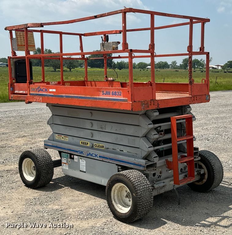 image for item DX0537 2006 SkyJack  SJIII 6832 scissor lift