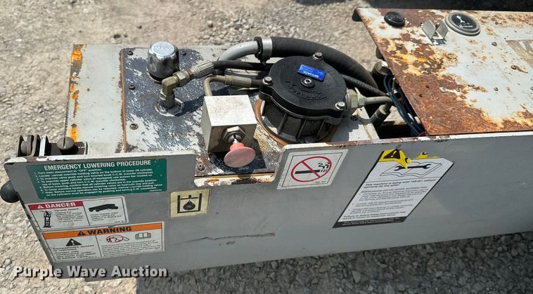 image for item DX0537 2006 SkyJack  SJIII 6832 scissor lift