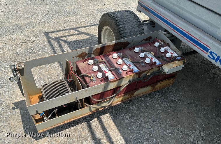 image for item DX0537 2006 SkyJack  SJIII 6832 scissor lift