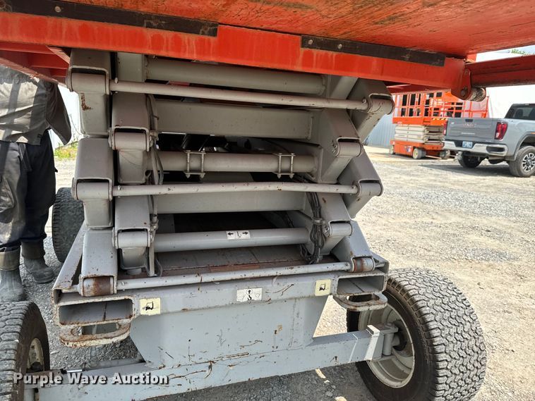 image for item DX0537 2006 SkyJack  SJIII 6832 scissor lift