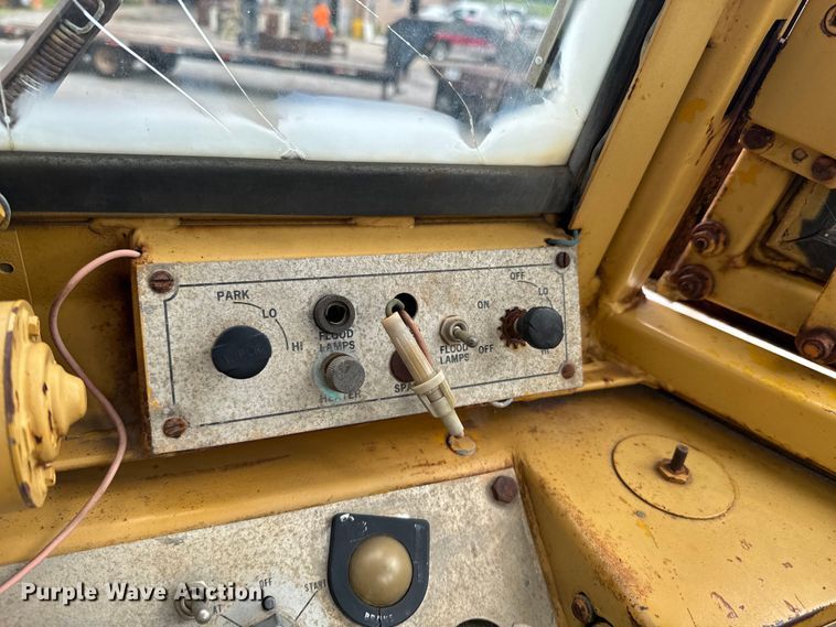 image for item DX0561 1971 Caterpillar 930 wheel loader