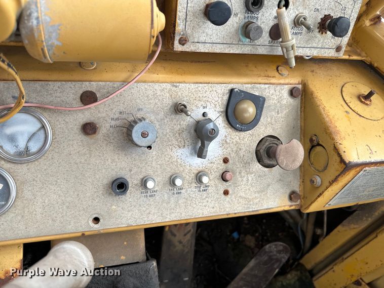 image for item DX0561 1971 Caterpillar 930 wheel loader