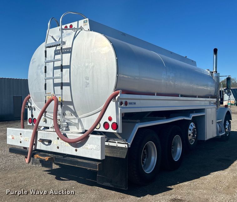 image for item EG1422 2004 Freightliner  fuel truck