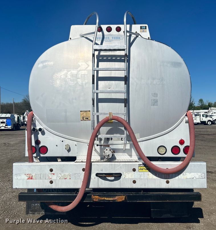 image for item EG1422 2004 Freightliner  fuel truck