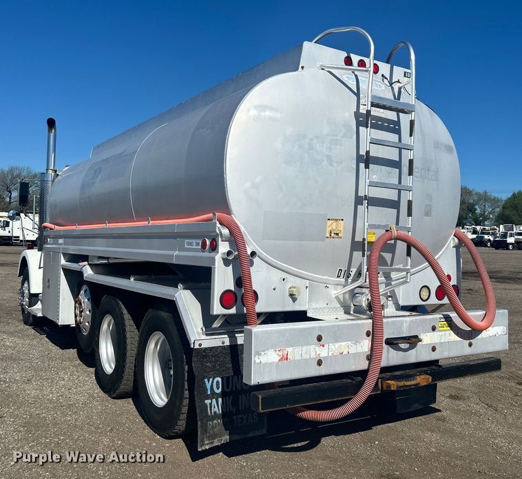 image for item EG1422 2004 Freightliner  fuel truck