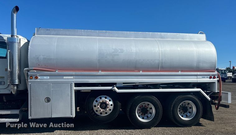 image for item EG1422 2004 Freightliner  fuel truck