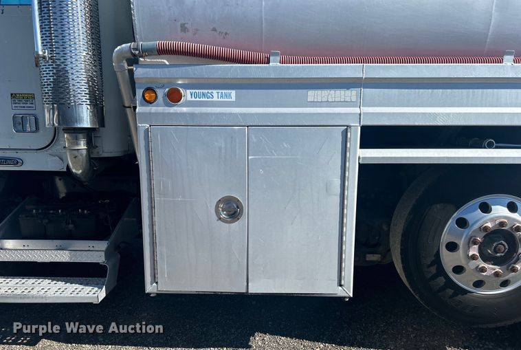 image for item EG1422 2004 Freightliner  fuel truck