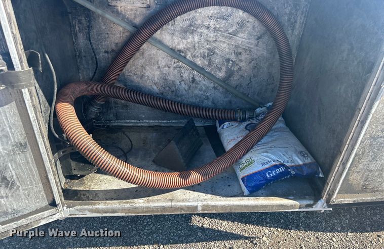 image for item EG1422 2004 Freightliner  fuel truck